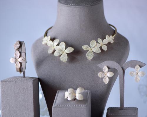 طقم ذهب عيار 18