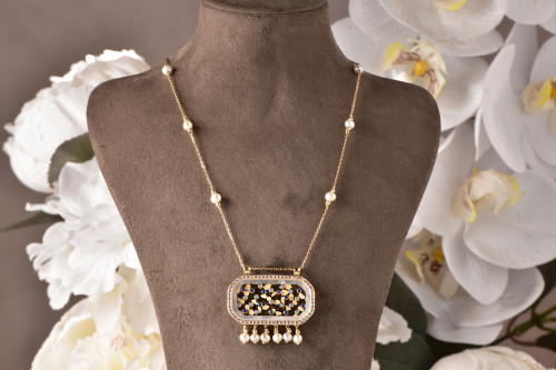 عقد ذهب مطعم بالصدف واللؤلؤ