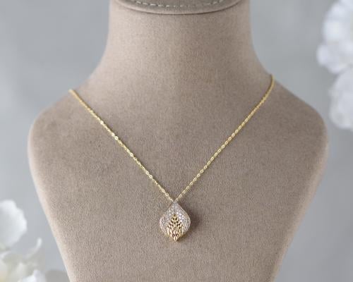 عقد ذهب عيار 18