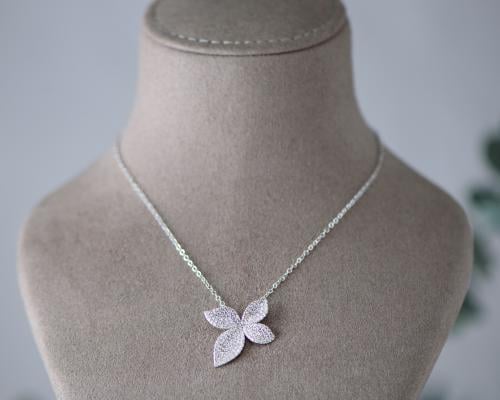 عقد ذهب أبيض عيار 18