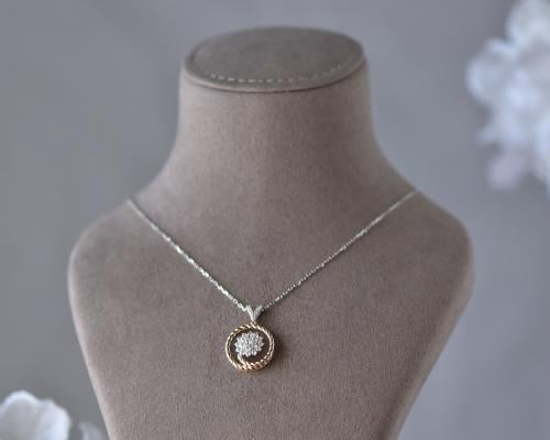 عقد ذهب عيار 18