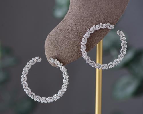 حلق ذهب أبيض عيار 18