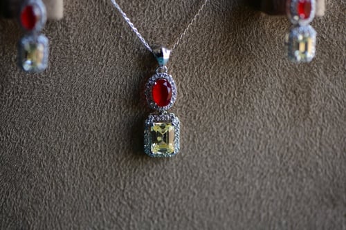 نصف طقم فانسي مع روبي صناعي