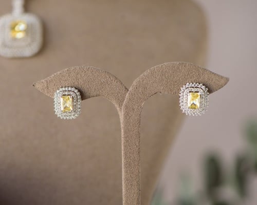 نصف طقم ذهب أبيض عيار 18 مع تشوكر لولو