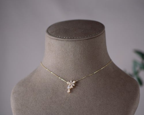 عقد ذهب عيار 18