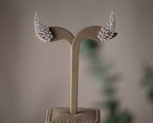 حلق ذهب أبيض عيار 18 بتصميم الألماس