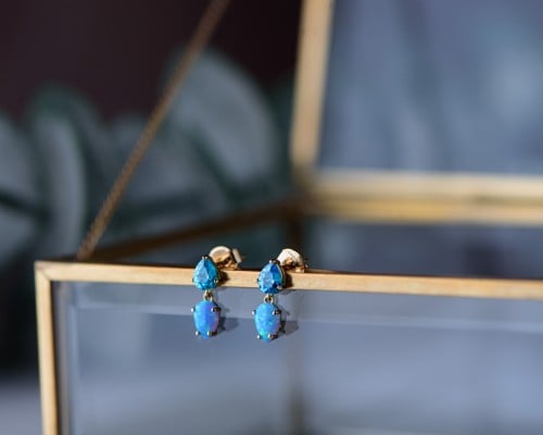 حلق ذهب عيار 18 محلًى بحجر الأوبال الطبيعي الفاخر