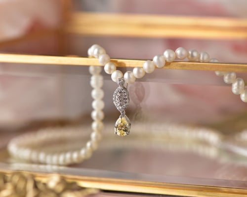 تعليقة فاخرة من الذهب الأبيض مع اللؤلؤ والأحجار ال...