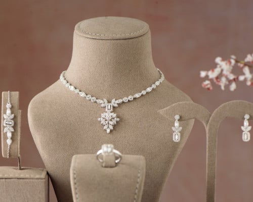 طقم ذهب أبيض عيار 18 بتصميم الألماس