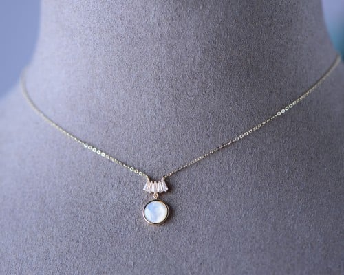 عقد ذهب عيار 18