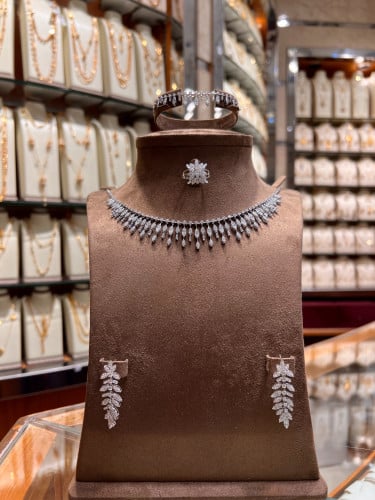 طقم ذهب أبيض ملكي تصميم ألماس