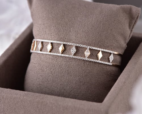 سوارة من الذهب عيار 18 بتصميم الألماس