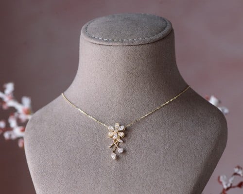 عقد ذهب عيار 18