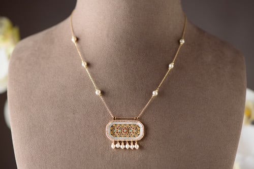 عقد تراثي من الذهب عيار 18 مطعم بالصدف واللؤلؤ