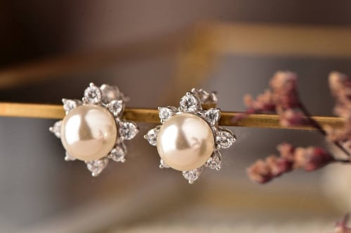 حلق تصميم ألماس مع لولو