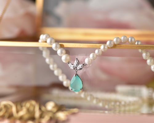 تعليقة فاخرة من الذهب الأبيض مع اللؤلؤ والأحجار ال...