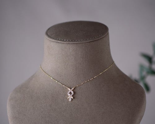 عقد ذهب عيار 18