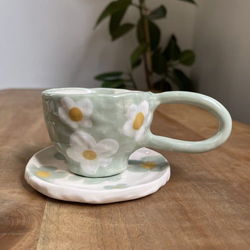 كوب ورود مع طبق بمسكة واسعة