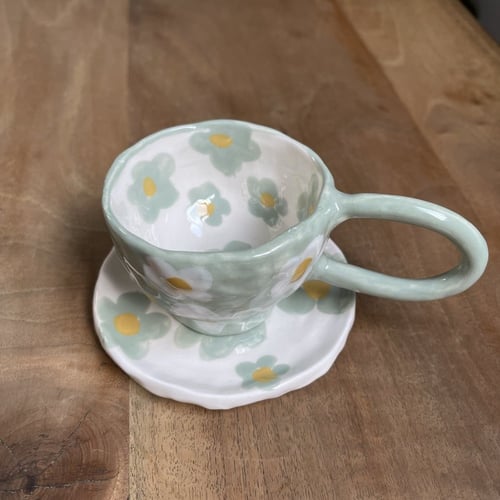 كوب ورود مع طبق بمسكة واسعة