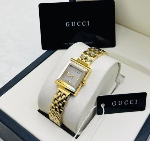 ساعة نسائية فاخرة بتصميم غوتشي (Gucci) – ذهبية بكادر مربّع