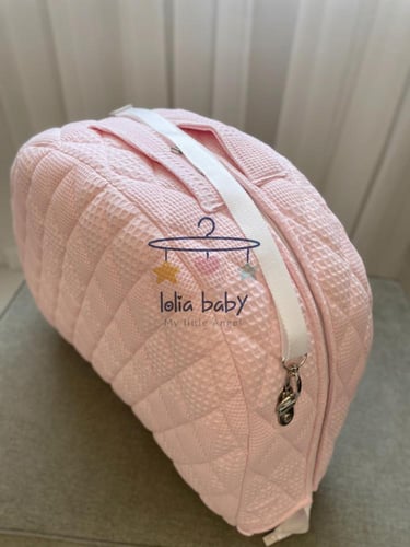 سرير متنقل وردي لطيف