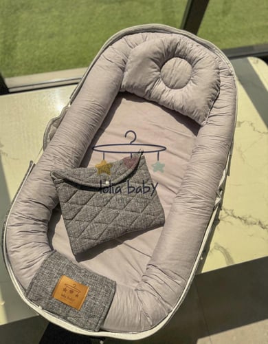 سرير متنقل رمادي ناعم مناسب للجنسين