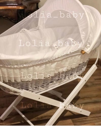 سلة خيزران ابيض مع مفرش ابيض وقاعدة