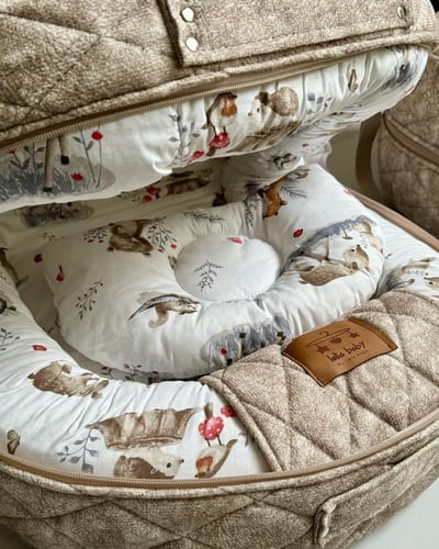 سرير متنقل بني مناسب للجنسين