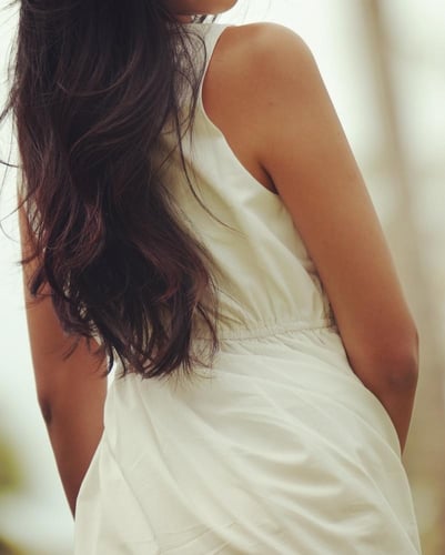 فستان قطن مبطن مطرز مع الصدر ابيض