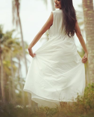 فستان قطن مبطن مطرز مع الصدر ابيض