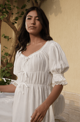 فستان كلاسيكي جميل من القطن الناعم