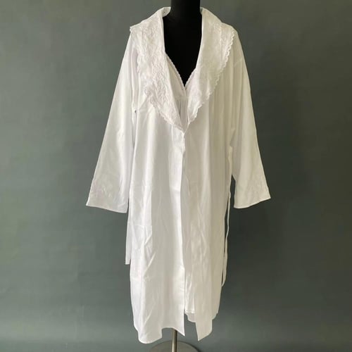 روب ابيض مطرز بتفاصيل انيقة