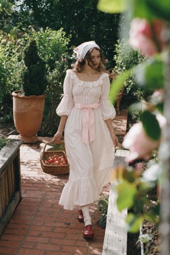 Classic dress with cheerful ribbon