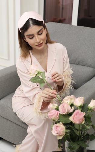 بجاما قطن حرير مع ريش النعام وردي