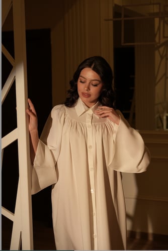 فستان كلاسيكي أبيض حليبي مميز انيق