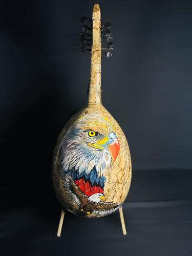 عود الصقر الموسيقي – عود شرقي فاخر مرسوم يدويًا