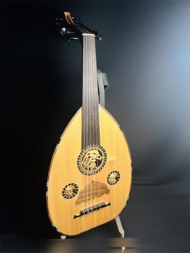 عود موسيقي حجم صغير فئة متوسطة و ظهر مبطط مضغوط