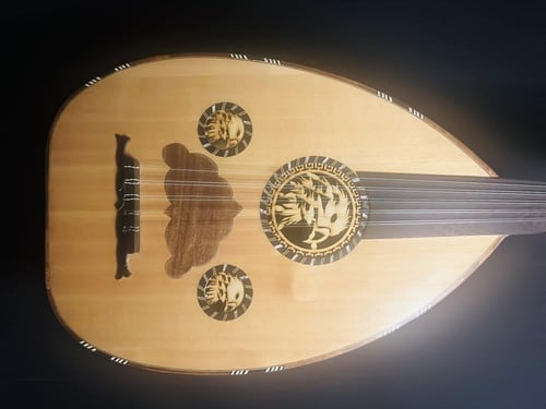 عود موسيقي حجم صغير فئة متوسطة و ظهر مبطط مضغوط