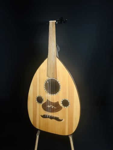 عود موسيقي فئة متوسطة