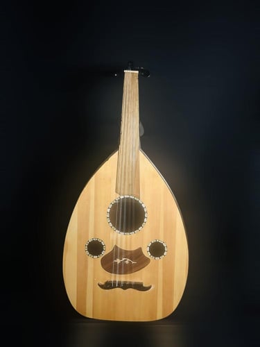 عود موسيقي فئة متوسطة