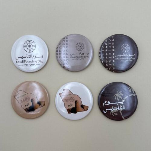 درزن (12قطعة) بروش يوم التأسيس