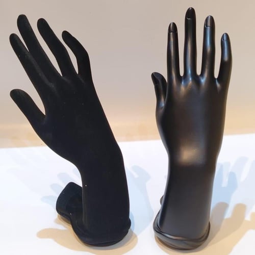 مجسم يد على قاعدة