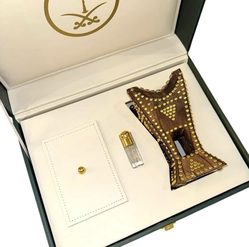 شنطة جلد سيفين ونخله بداخلها (مبخرة حائلية + كرستا...