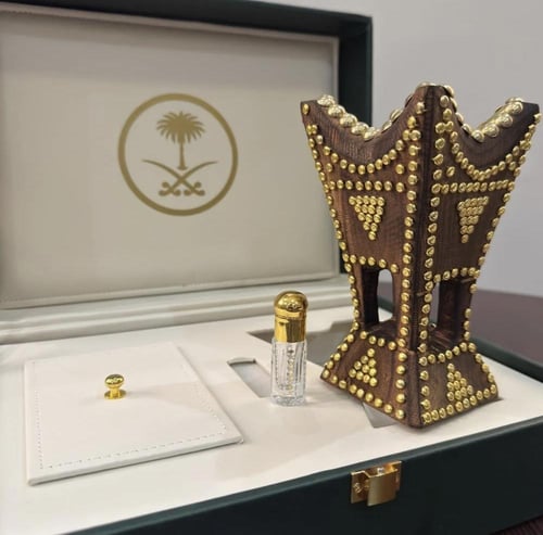 شنطة جلد سيفين ونخله بداخلها (مبخرة حائلية + كرستا...