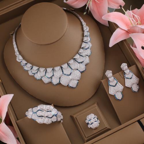 طقم مميز فضي مع ازرق