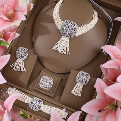 مخنق لولو مميز