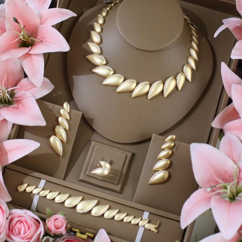 طقم دقة الماس ذهبي