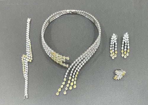 مخنق فخم جدا بكميه محدوده