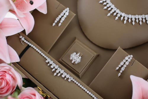 طقم انيق- ابيض