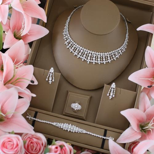 طقم انيق- ابيض